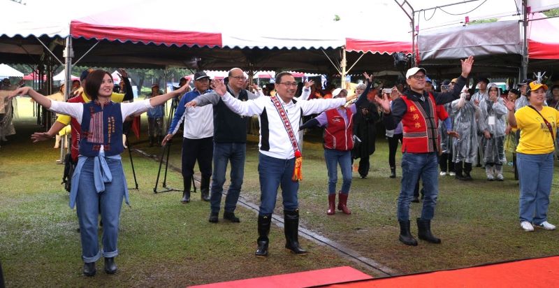 《圖說》市長侯友宜與現場長者一起跳樂齡健康操,舞出活力。〈原民局提供〉