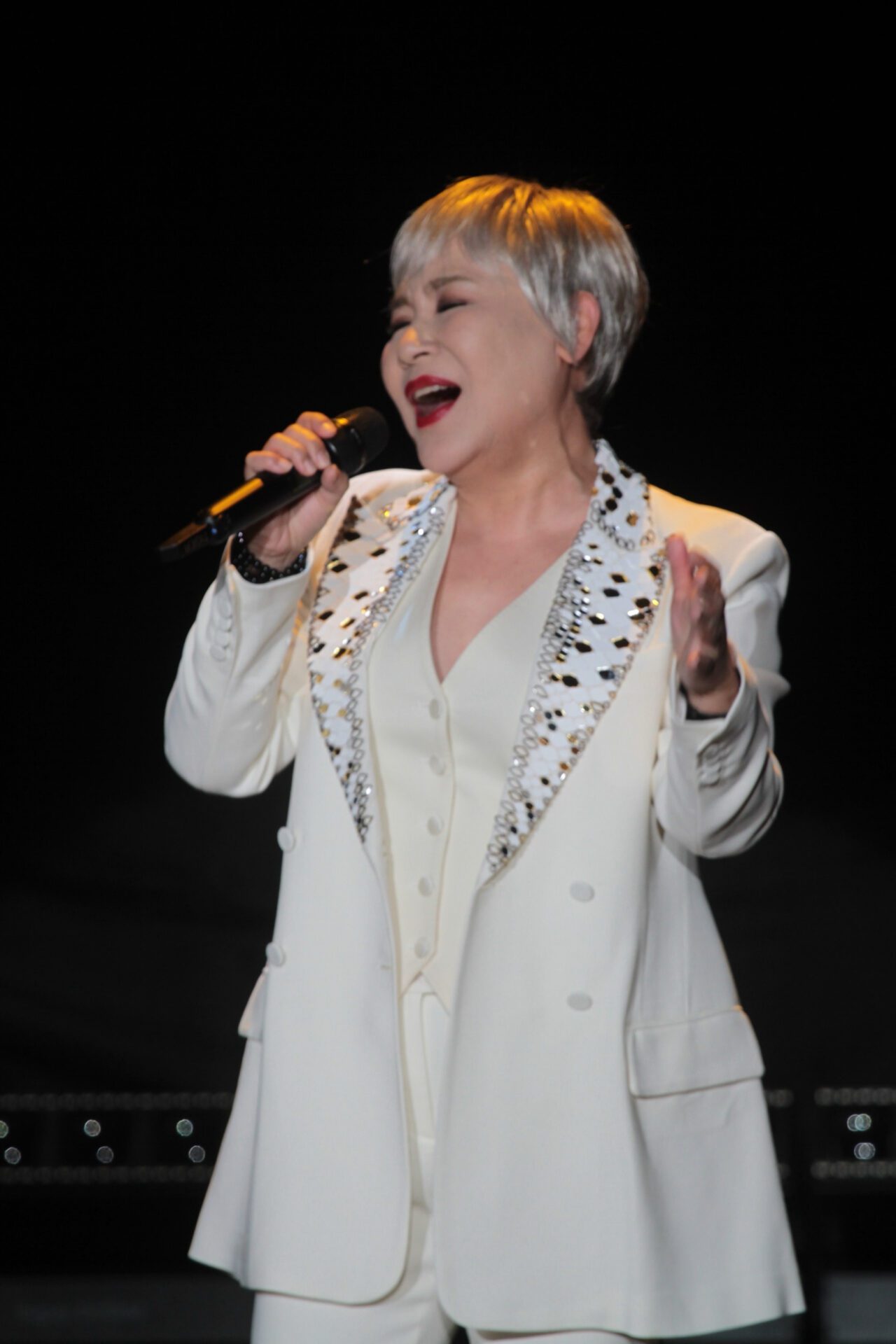 黃小琥台中場大腿舞與全民共舞 開場燈十次只為看清觀眾臉 黃小琥台中場大腿舞與全民共舞 開場燈十次只為看清觀眾臉