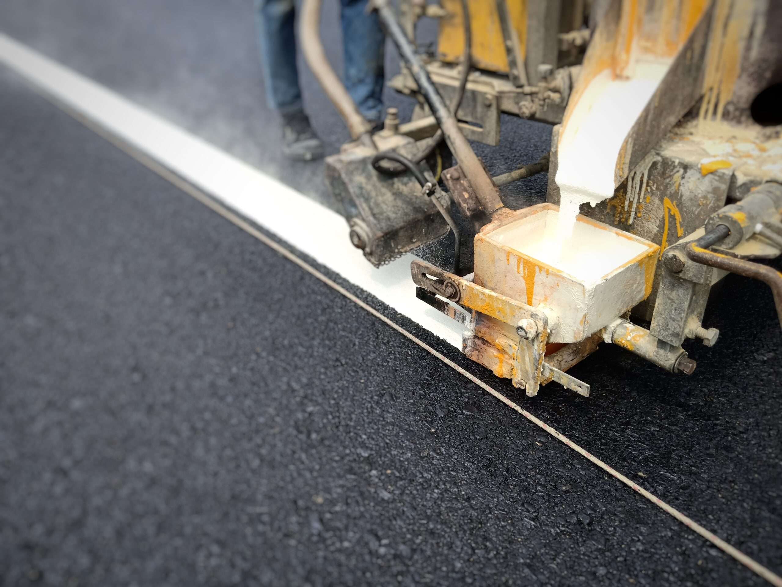 台7線復興榮華段進行刷坡作業 放行管制時間一次看 low section man making marking road with machine scaled