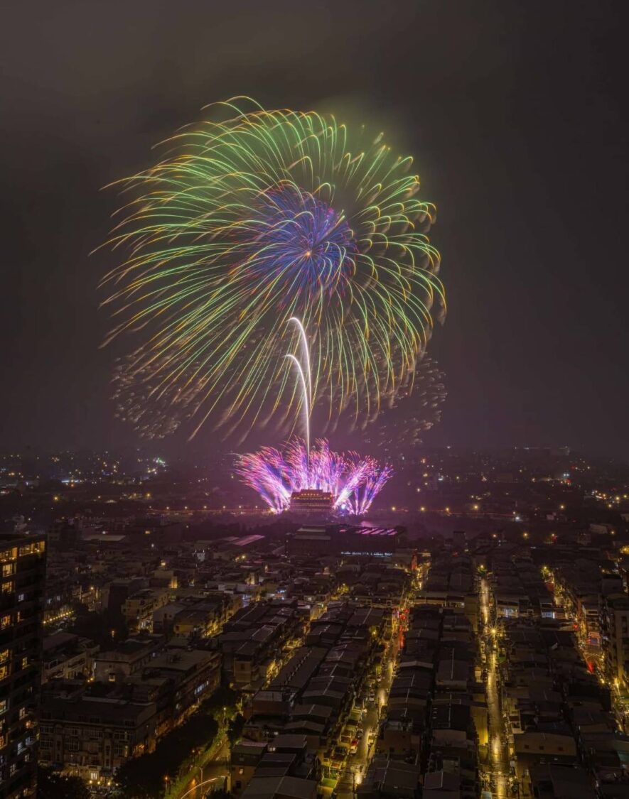 桃園護國宮施放長達180秒宮廟主建築煙火，今年加寬到200米，視野更寬敞，照亮絢爛夜空。（圖／桃園護國宮提供）