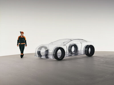 一位專責的山特維克工程師繞行 eNimon 進行評估，彰顯出這台設備對採礦業基礎設施的關鍵依賴：這種依賴往往隱而不見，卻是推動電動車未來的動力核心。