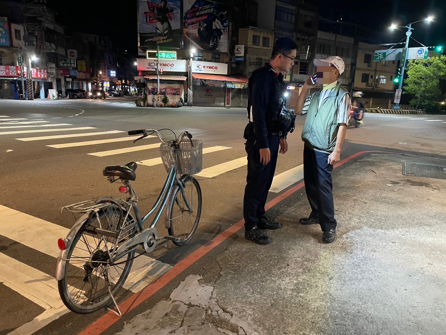 老翁迷途50公里深夜徘徊楊梅台1線 員警暖心送他返家 S 77529136 0