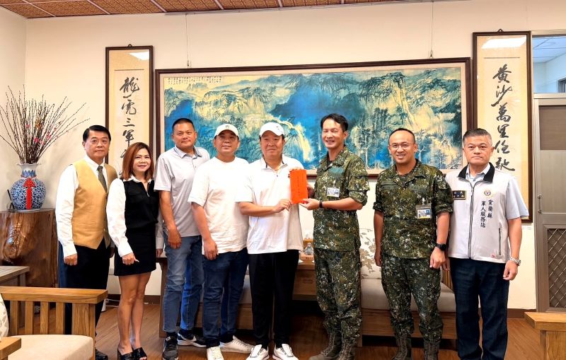 《圖說》宏鎰集團林以勝董事長致贈陸軍蘭陽地區指揮部慰問金，由蘭指部指揮官許政輝代表受贈，左一宏鎰集團尹華忠經理、右一宜蘭軍服站長何中南。〈宏鎰集團提供〉