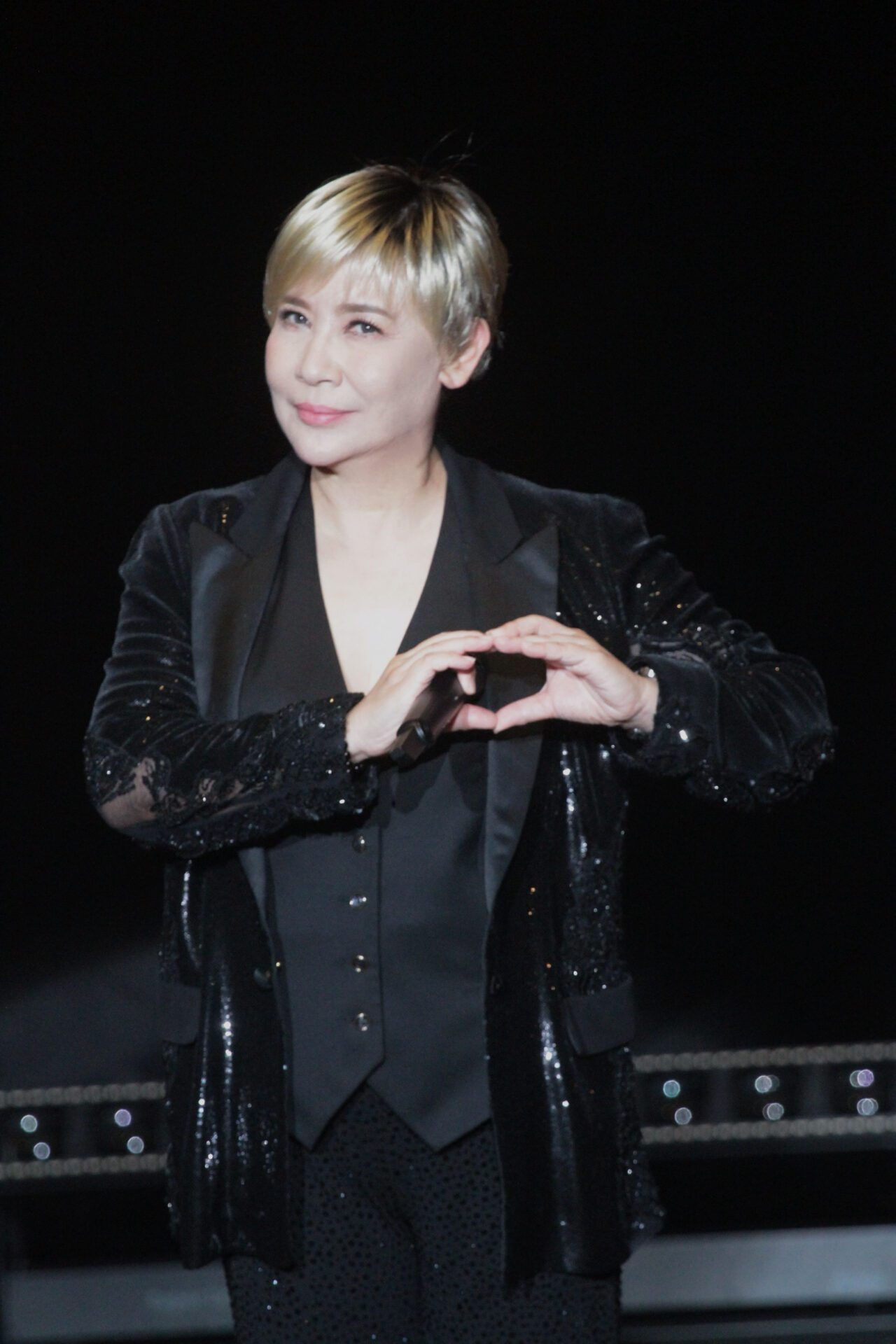 黃小琥台中場大腿舞與全民共舞 開場燈十次只為看清觀眾臉 黃小琥台中場大腿舞與全民共舞 開場燈十次只為看清觀眾臉