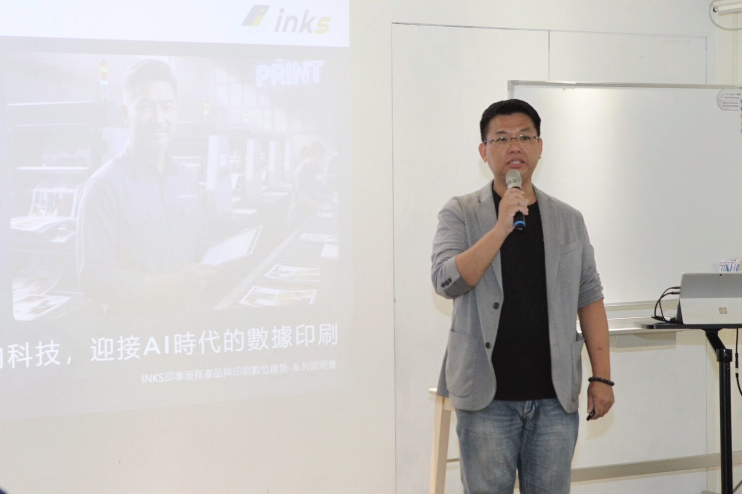 結合AI智能管理與色彩科技 印事科技、東煦色研所共啟印刷產業新篇章 | 索引新聞 INDEX News 印事科技共同創辦人吳瑞峰分享AI報價助理與智慧印刷管理平台應用,說明AI如何協助產業提升營運效率與永續發展。(圖/記者林照東攝)
