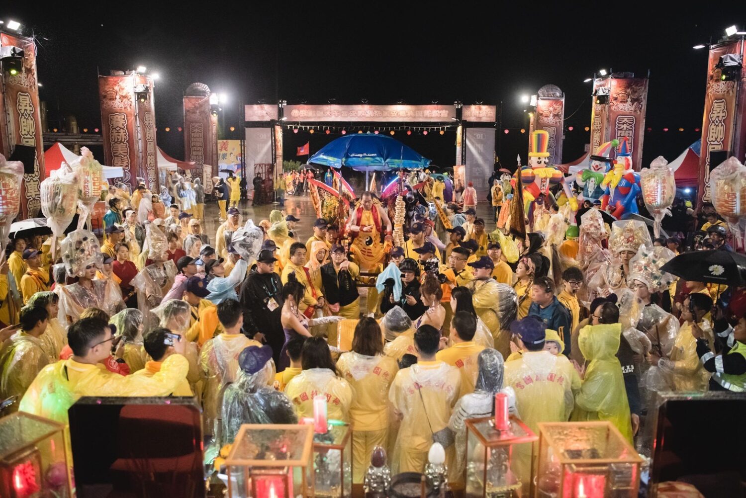 值東正爐主紅毯迎駕儀式，所有陣頭參禮後再入廟，太子爺釘椅神轎緩緩入廟，夜巡完美落幕。（圖／桃園護國宮提供）