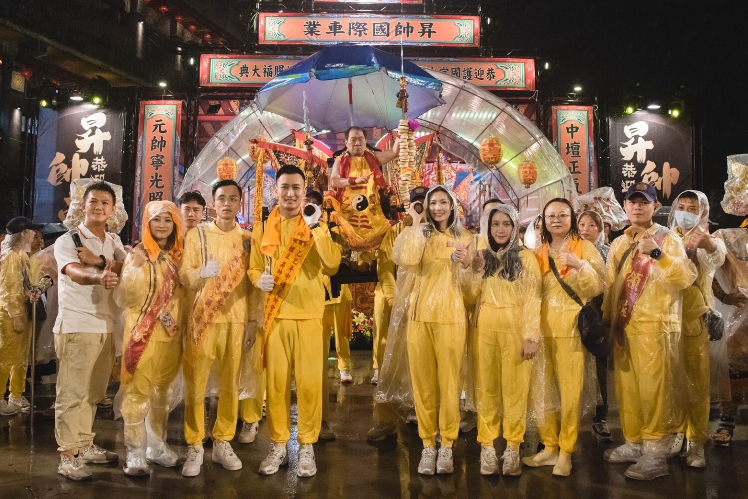 爐主壇陳冠樺率領一家三代與公司夥伴接駕。（圖／桃園護國宮提供）