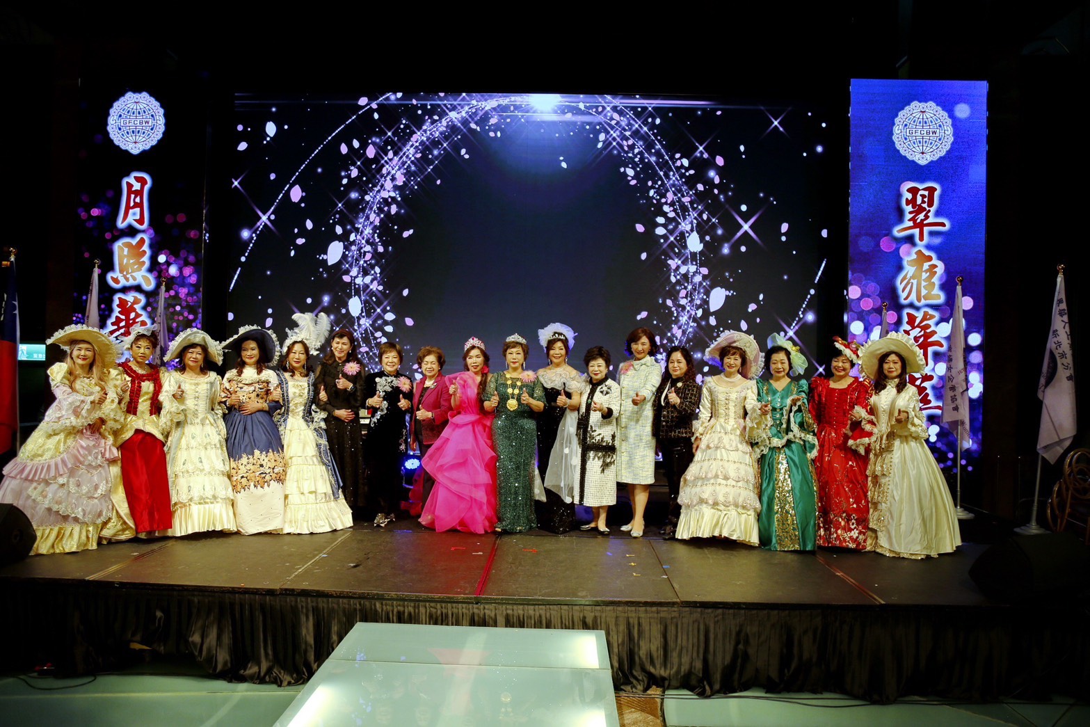 S__45613270 - 報新聞 Mega News 林淑敏總會長與林淑娟創會長暨全體新北世華所有會長。