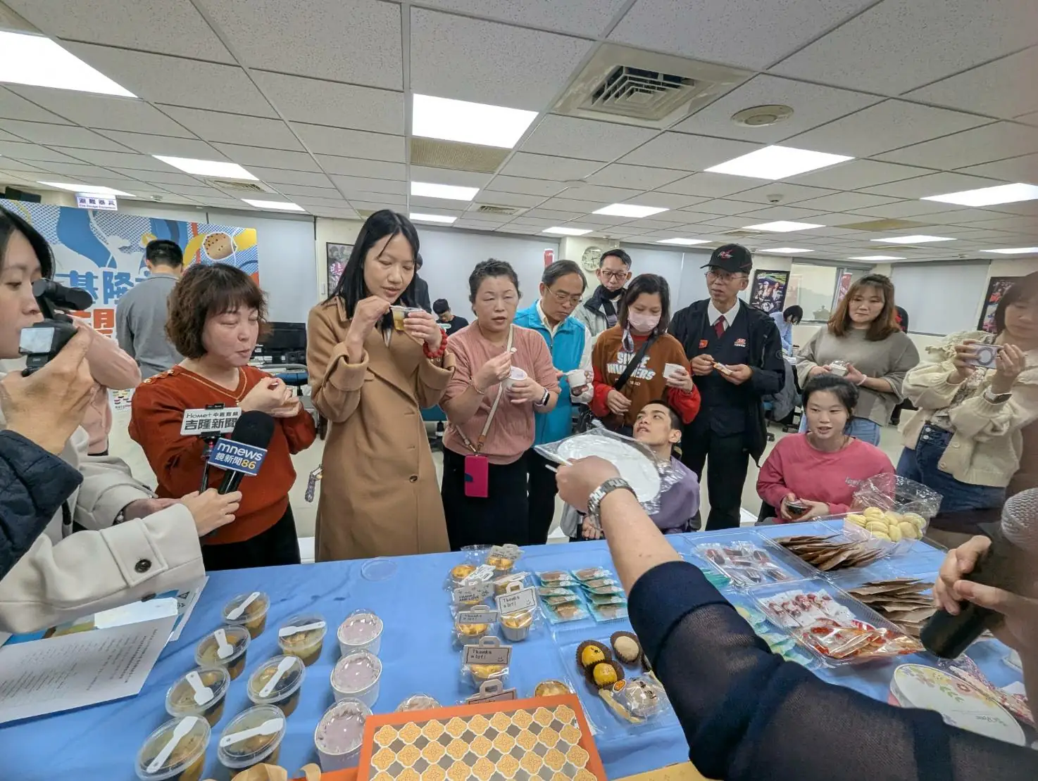 基隆市政府教育處長徐嬿立(左3)邀請家長一起品嚐學員們的甜點學習成果。