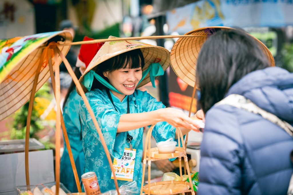 圖9 與民眾分享越南美食與點心也分享自己家鄉味的故事 - 報新聞 Mega News