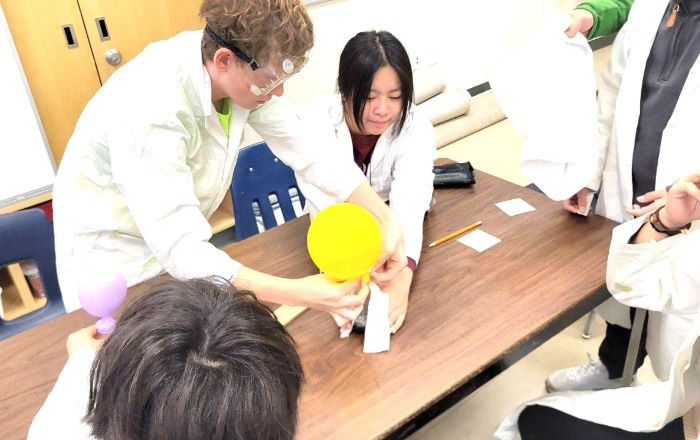 《圖說》中山國中陳妍心同學（右）在加拿大與學伴合作進行科學實驗。〈教育局提供〉