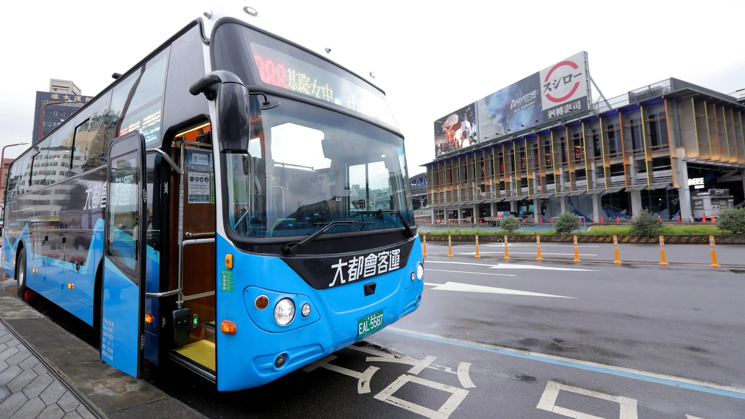 基隆往返台北的快捷公車2088是熱門路線,每天多達8100人次搭乘,昨又引進33輛全新城際電動巴士加入營運,加大運能。