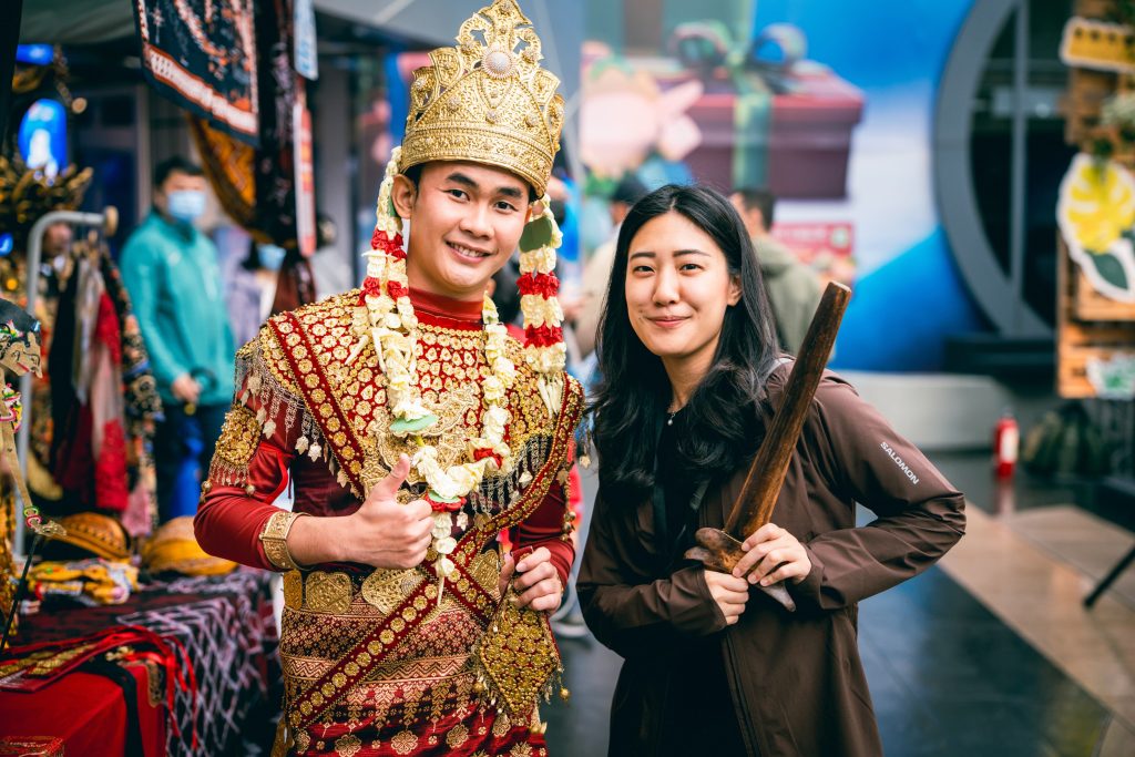 圖11 移民工以職人身份在文化攤位分享印尼傳統服飾與跨國生命故事 - 報新聞 Mega News