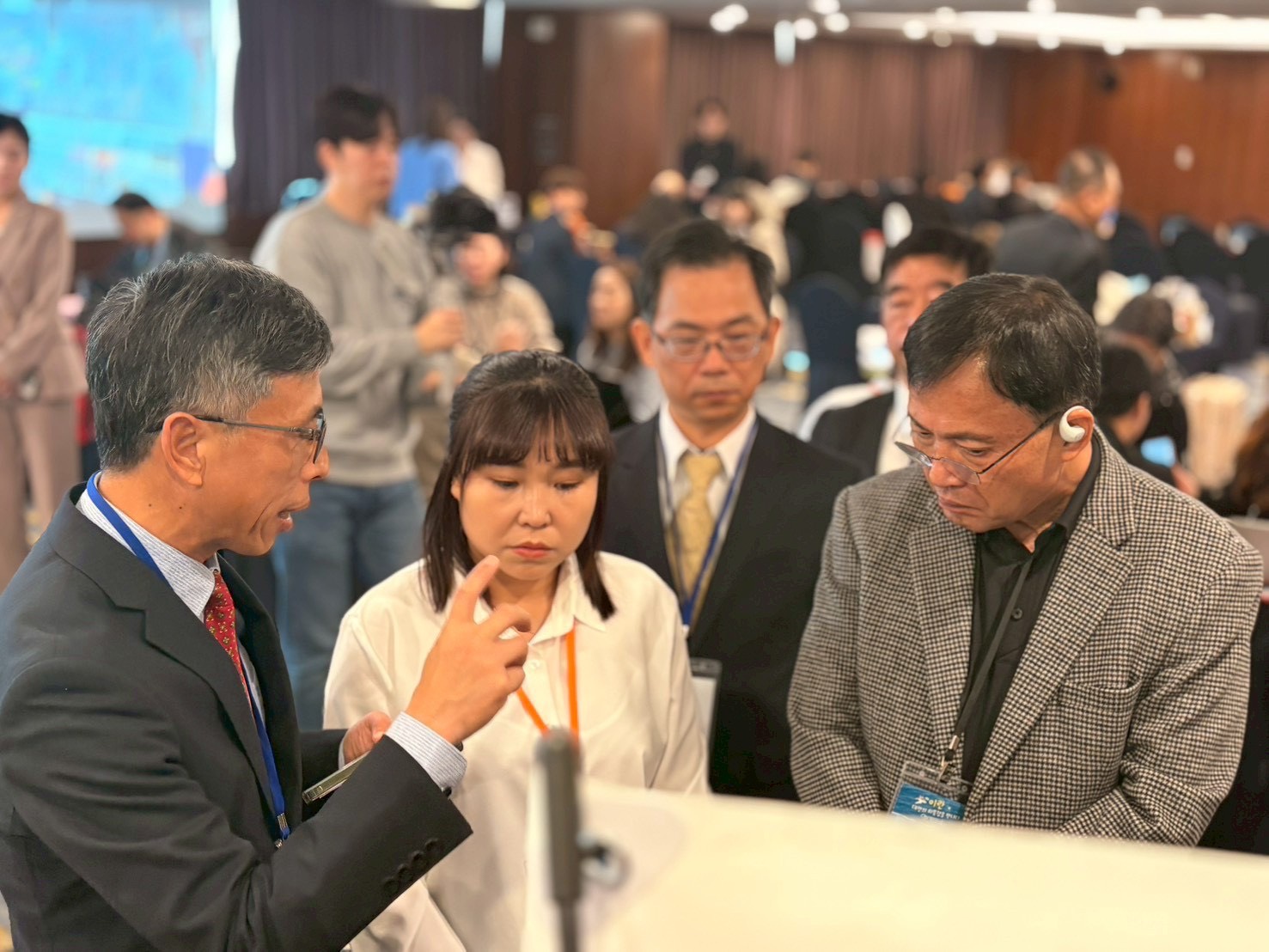 王明輝參議（左）於交流會現場向韓國旅遊業者和貴賓們說明宜蘭觀光資源與旅遊產品內容，深化台韓觀光產業合作。圖/宜蘭縣政府提供