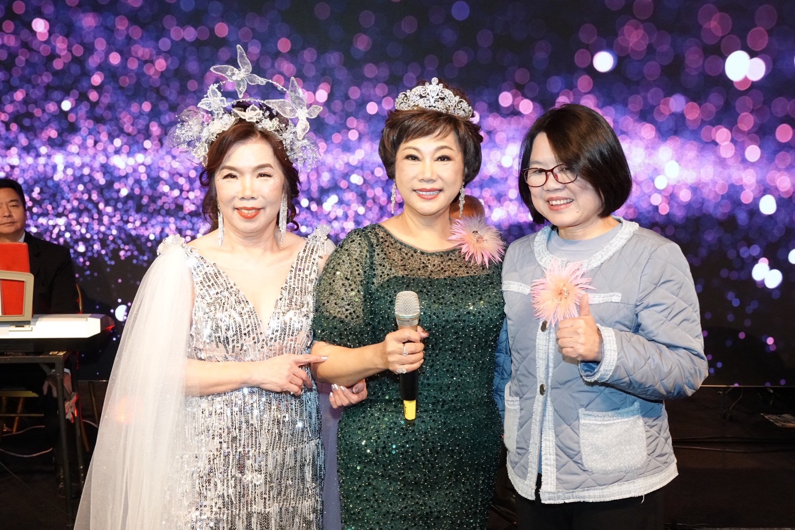 S__45613271 - 報新聞 Mega News 第 11 屆會長張翠萍(左)、總會長林淑敏(中)、台北市政府社會局局長姚淑文(右)。