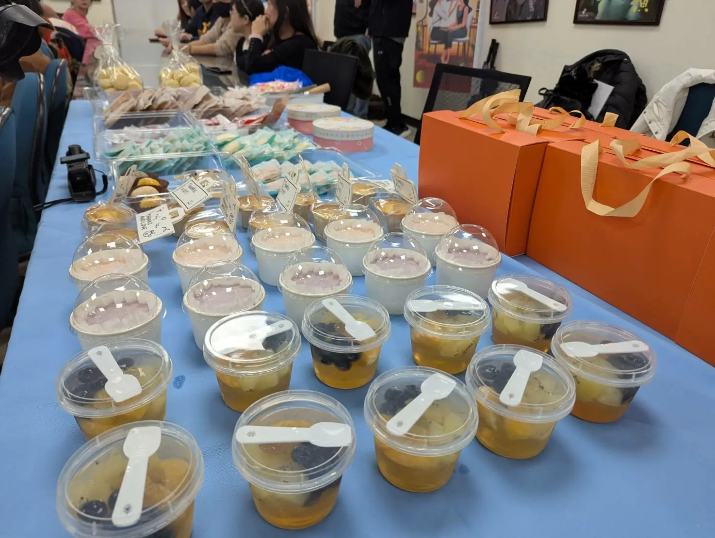 滿桌子展現的是秋季班手工餅乾班的成果,香氣四溢,學生們從材料挑選、麵糰製作到創意造型全程親手完成,不僅強化實作能力,也累積耐心、自信與成就感。