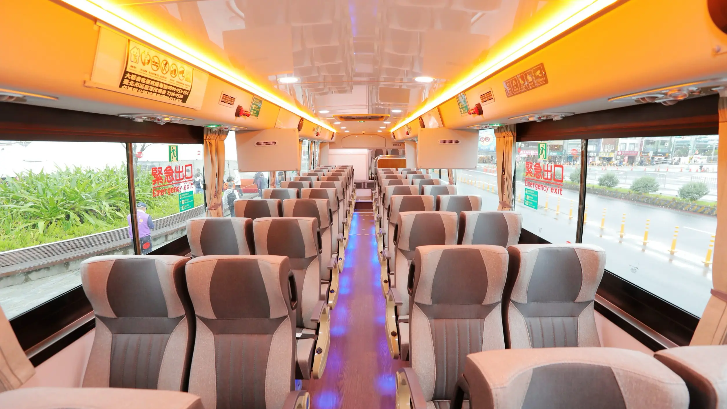 基隆交通處長陳耀川說,電動大客車配有車道偏移警示、影像監控、緊急煞停輔助等設備。車內也全面升級,包括USB充電、舒適座椅等貼心設計。