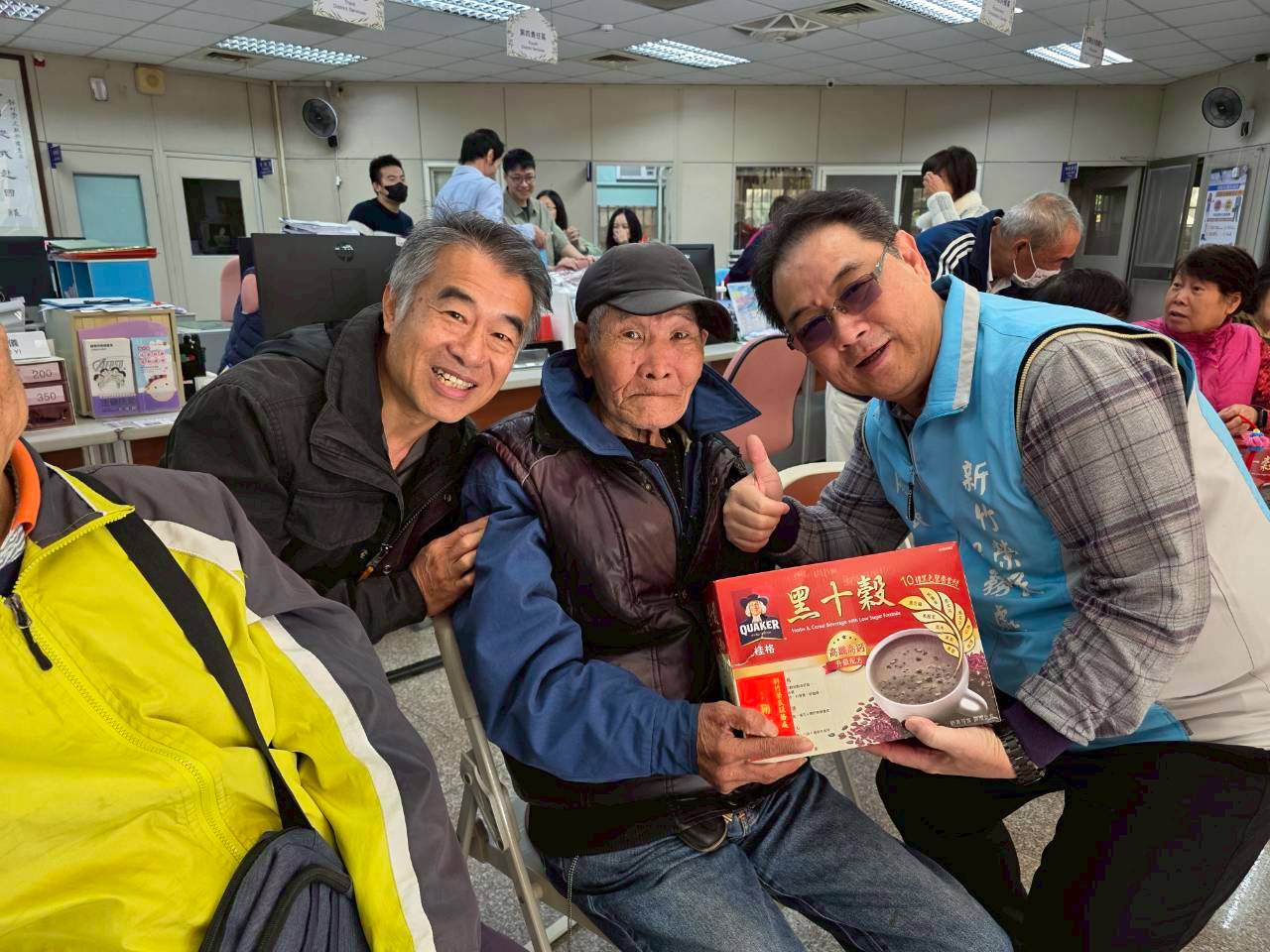 圖6新竹榮服處處長鞠宗顯右致贈榮民眷長輩年節慰問品_0 - 報新聞 Mega News