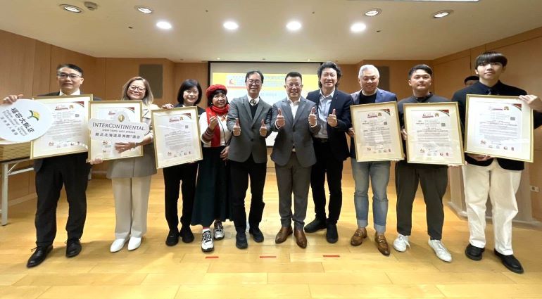 《圖說》楊宗珉局長親自表揚ISQM國際服務品質認證獲獎業者。〈觀旅局提供〉