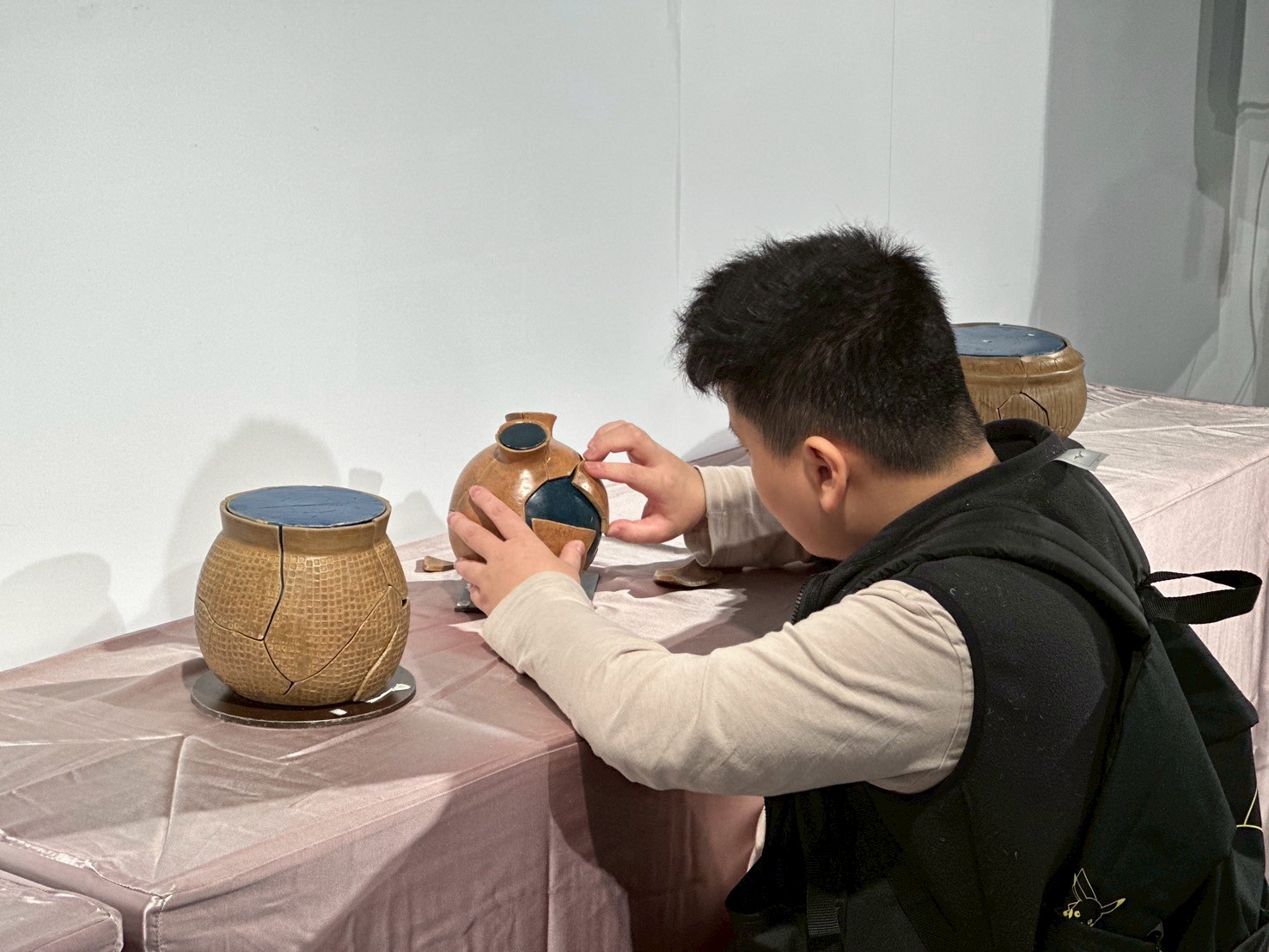 ▲圖三搭配陶罐拼圖等互動體驗讓考古知識轉化為適合全家參與的文化探險圖-滬尾藝文休閒園區提供 - 報新聞 Mega News