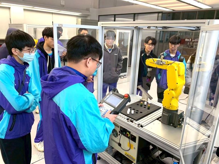 《圖說》三重商工機械科學生學習操作智慧型機器手臂。〈教育局提供〉