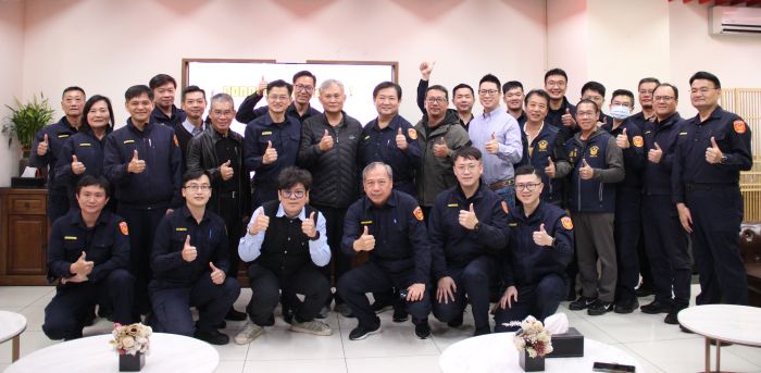 《圖說》捐贈儀式合照。〈新莊分局提供〉