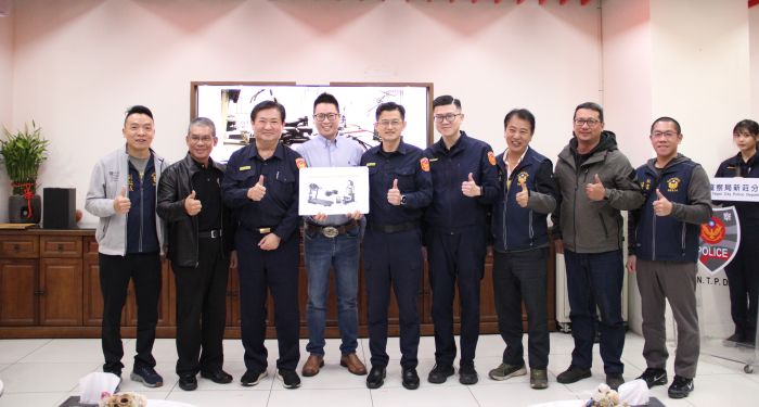 《圖說》貴賓合影，左起：頭前警友站副站長鍾禮全、立委吳秉叡服務處總督導葉德盛、警察局副局長林武宏、捐贈單位理事長陳昱翔、新莊分局長陳保緒、頭前派出所所長王昱翔、頭前警友站站長陳國德、市議員林秉宥、頭前警友站秘書游承璋。〈新莊分局提供〉