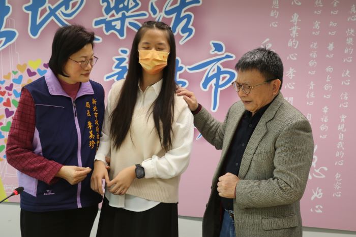 《圖說》安置機構執行長李肇家(右)為小亭進行禱告祝福。〈社會局提供〉