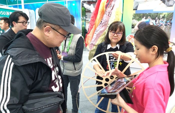 《圖說》於國家淨零城市展中,學生以燈架結構與影片解說永續天燈特色。〈教育局提供〉