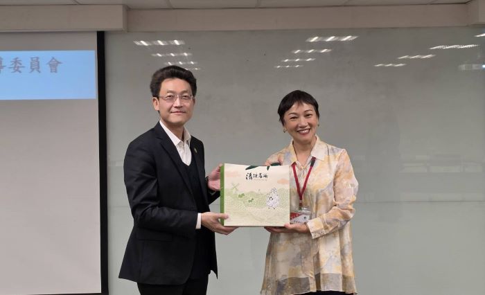 《圖說》輔導會就學就業處長池玉蘭(右)致贈紀念品予日月光半導體製造股份有限公司中壢分公司,由資深處長郭品泓代表接受,感謝日月光企業長期支持退除役官兵就業媒合與職涯發展。〈新北榮服處提供〉