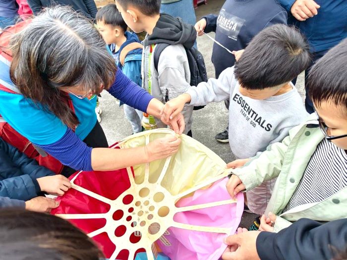 《圖說》師生共同實作永續天燈,培養解決問題能力與公民責任感。〈教育局提供〉