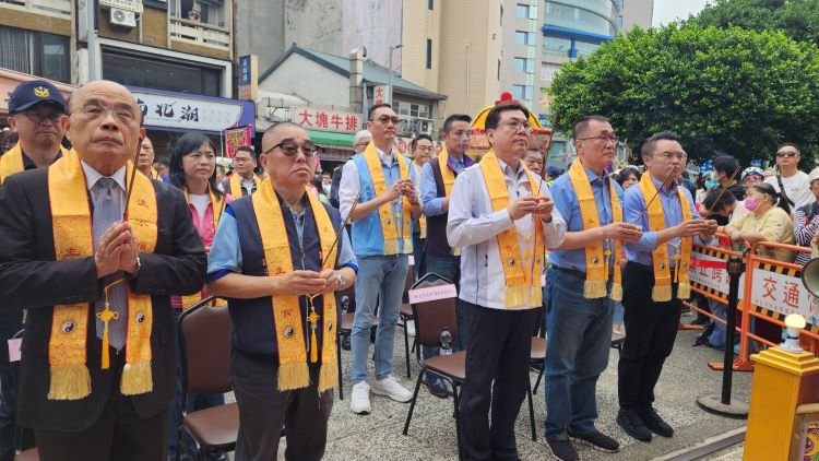《圖說》副市長劉和然代表市長前往淡水老街廣場,出席「淡水福佑宮丙午年淡水媽祈安遶境」;為媽祖暖壽並恭迎淡水媽聖駕上轎。〈名政局提供〉