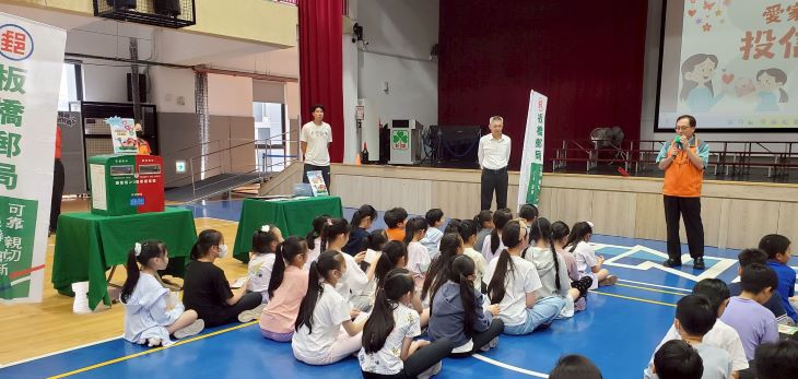 《圖說》學童們在明信片上一筆一畫寫下對母親的感恩話語,字句真摯純樸,流露濃厚親情。〈板橋郵局提供〉