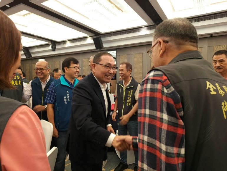 《圖說》侯友宜與里長熱情互動。〈民政局提供〉