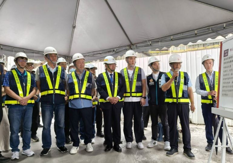 《圖說》侯友宜視察「新莊文德段公辦都更案」工地，關切施工進度與公共安全。〈民政局提供〉