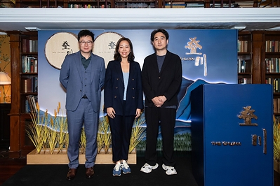 （左起）叠川首席釀酒師楊濤博士、保樂力加香港及澳門營運總監林翠華女士、香港成都宴董事何宇先生