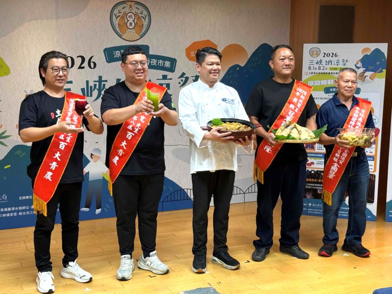 《圖說》今天記者會推出料理合作新品，三峽區農會持續透過跨域結合，拓展農產品銷售通路。〈記者葉柏成攝〉
