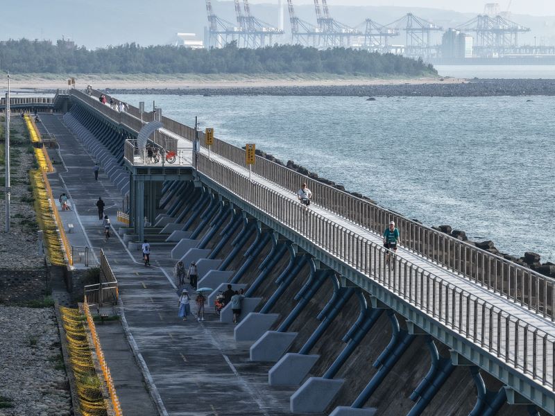 《圖說》海堤高架自行車道海天一線讓人忘記所有煩憂。〈高灘處提供〉