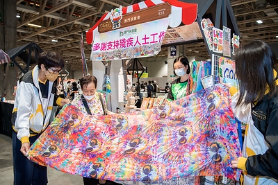 「金沙物美嘉年華」在2026年亞太旅遊協會金獎(PATA Gold Awards)中獲頒「可持續與共融推廣項目」金獎,表彰活動多年來發揮全澳最大規模消費折扣展的平台優勢,打造兼具經濟效益與社會價值的澳門年度品牌盛事。 「金沙物美嘉年華」在2026年亞太旅遊協會金獎(PATA Gold Awards)中獲頒「可持續與共融推廣項目」金獎,表彰活動多年來發揮全澳最大規模消費折扣展的平台優勢,打造兼具經濟效益與社會價值的澳門年度品牌盛事。