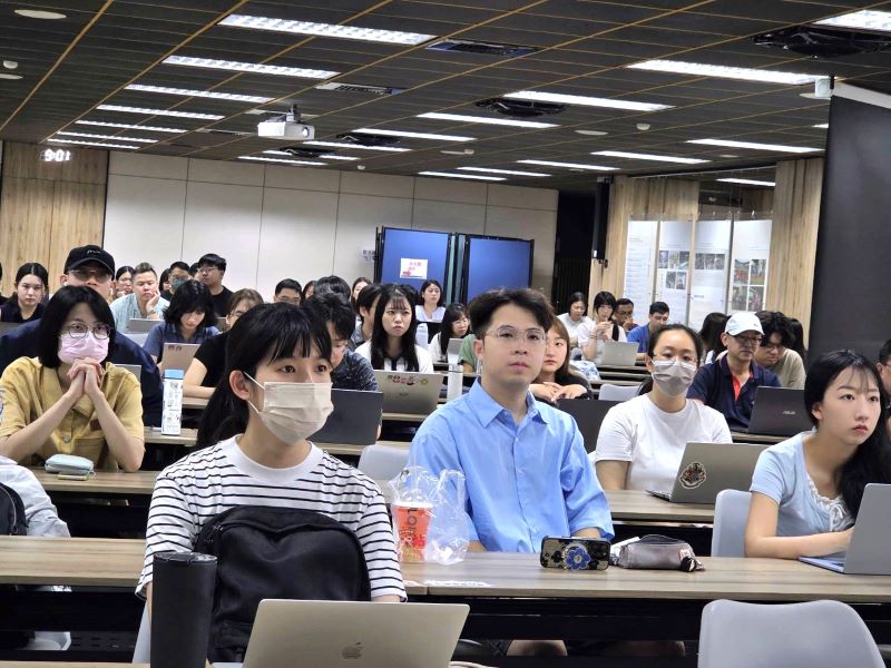 《圖說》新進教師投入多元研習與實務交流，充實教學專業，迎接新學年度。〈教育局提供〉