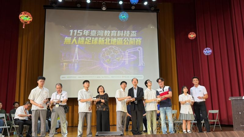 《圖說》無人機新北地區公開賽起飛儀式,學生與貴賓們共同起飛,左起;中華無人機競技運動協會蘇恆誠副理事長、新北教育局游玉英聘任督學、龍華科大楊安渡副校長、臺北市電腦商業公會孟慶雲經理、奧斯丁國際林宏哲經理。〈教育局提供〉