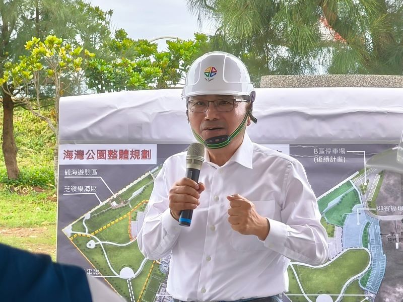 《圖說》侯友宜市長視察三芝海灣公園環境,市府將優化周邊空間,為市民打造安心樂活的海岸環境。〈民政局提供〉