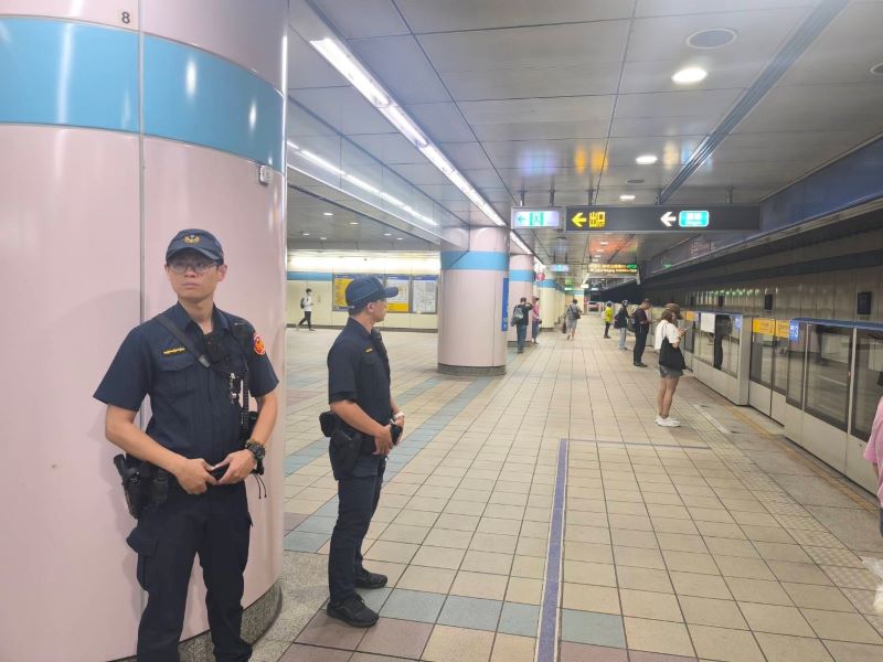 《圖說》新北警從站體、出入口到周邊重要節點,織起沿線治安防護網,讓民眾搭乘更安心。〈市警局提供〉