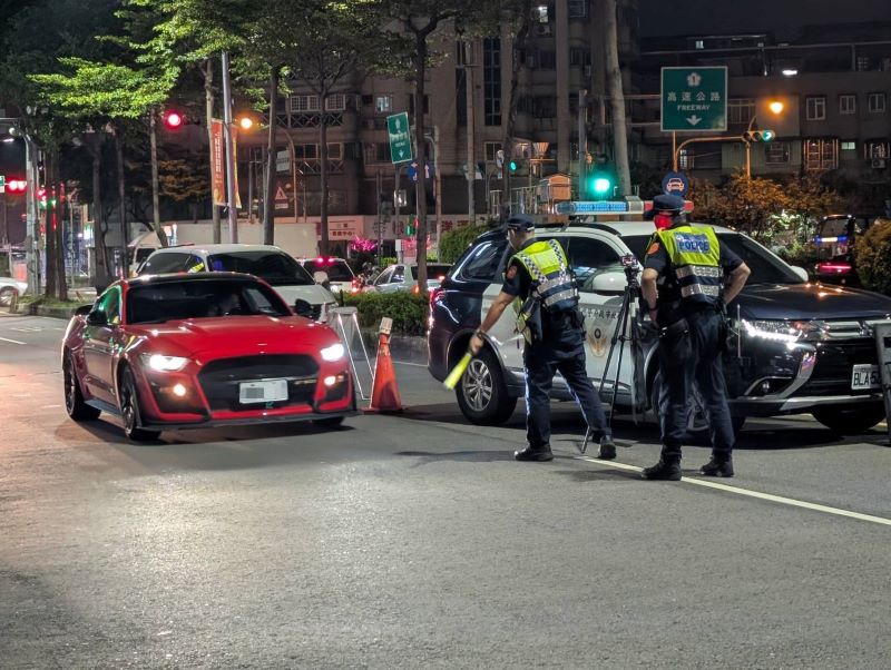 《圖說》新北警向毒駕宣戰，今年4至6月毒駕交通事故40件，較1至3月65件下降38.5％，顯示防制措施逐步發揮效果。〈警察局提供〉