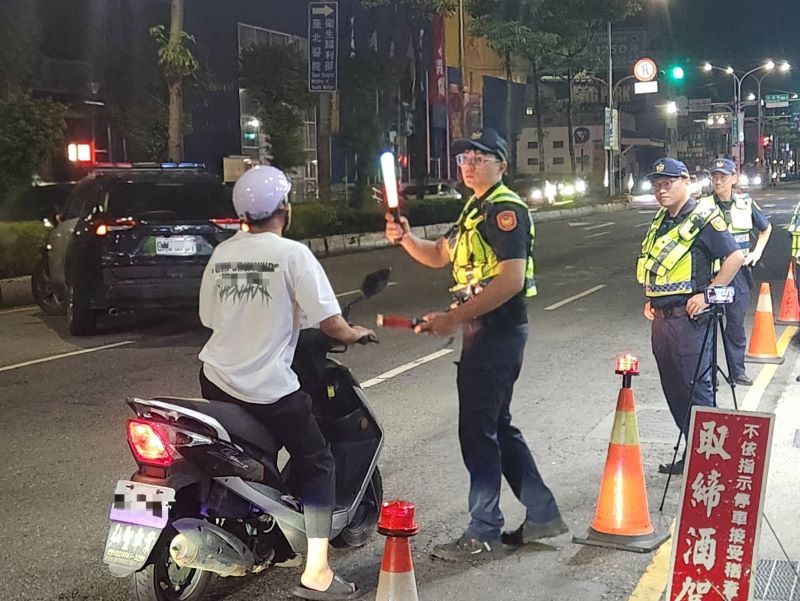 《圖說》新北警向毒駕宣戰，昨晚發動第五波全市同步取締毒（酒）駕專案，動員787名警力，在全市92處路檢點部署勤務。〈警察局提供〉