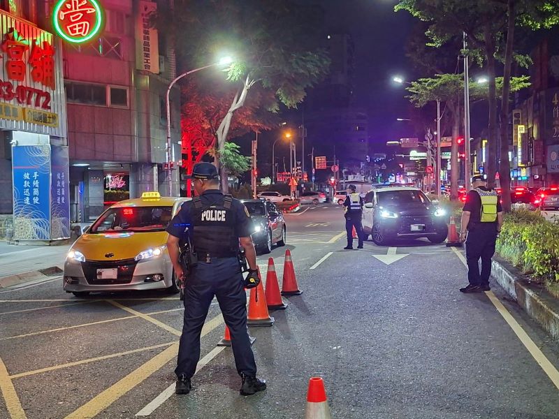 《圖說》新北警向毒駕宣戰，昨晚發動第五波取締毒（酒）駕專案，全面攔阻毒酒駕駛人上路。〈警察局提供〉