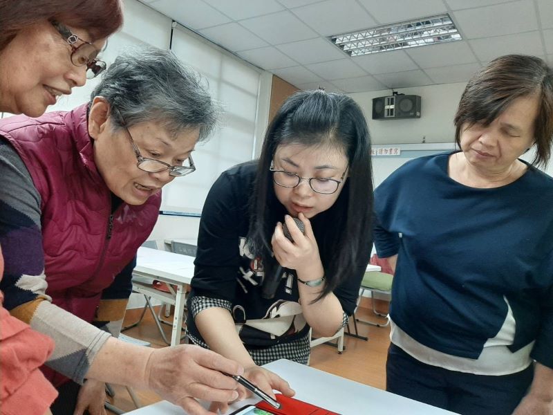 《圖說》115年全國終身學習楷模教學者優等-許秀如-學員上課中有操作疑問,老師細心引導操作步驟。〈教育局提供〉