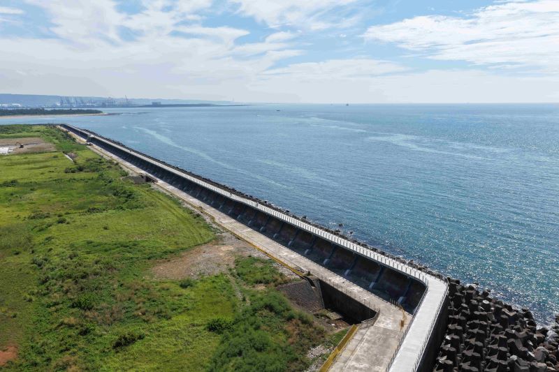 《圖說》1.7公里自行車道海稜一線觀賞無敵海景。〈高灘處提供〉