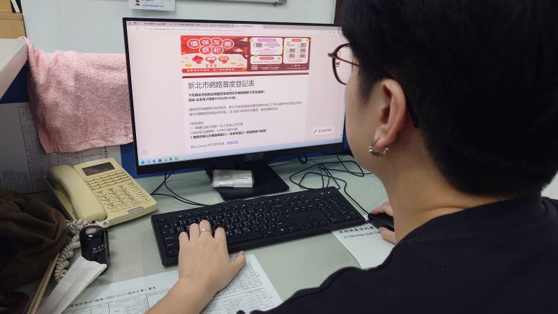 《圖說》「線上普度」抽獎活動,透過網路完成線上普度報名者,就有機會抽中500元超商禮券。〈環保局提供〉