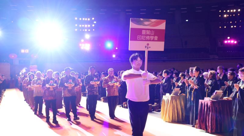 《圖說》普仁小太陽到桃園巨蛋水陸法會擔任國際獻供舉牌手。〈靈鷲山佛教教團提供〉